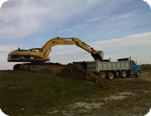 Chantier de construction avec une excavatrice et un camion à benne