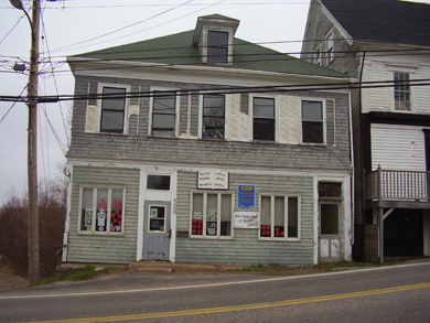 Le vieux bâtiment à deux étages abritant la bibliothèque publique de Weymouth.