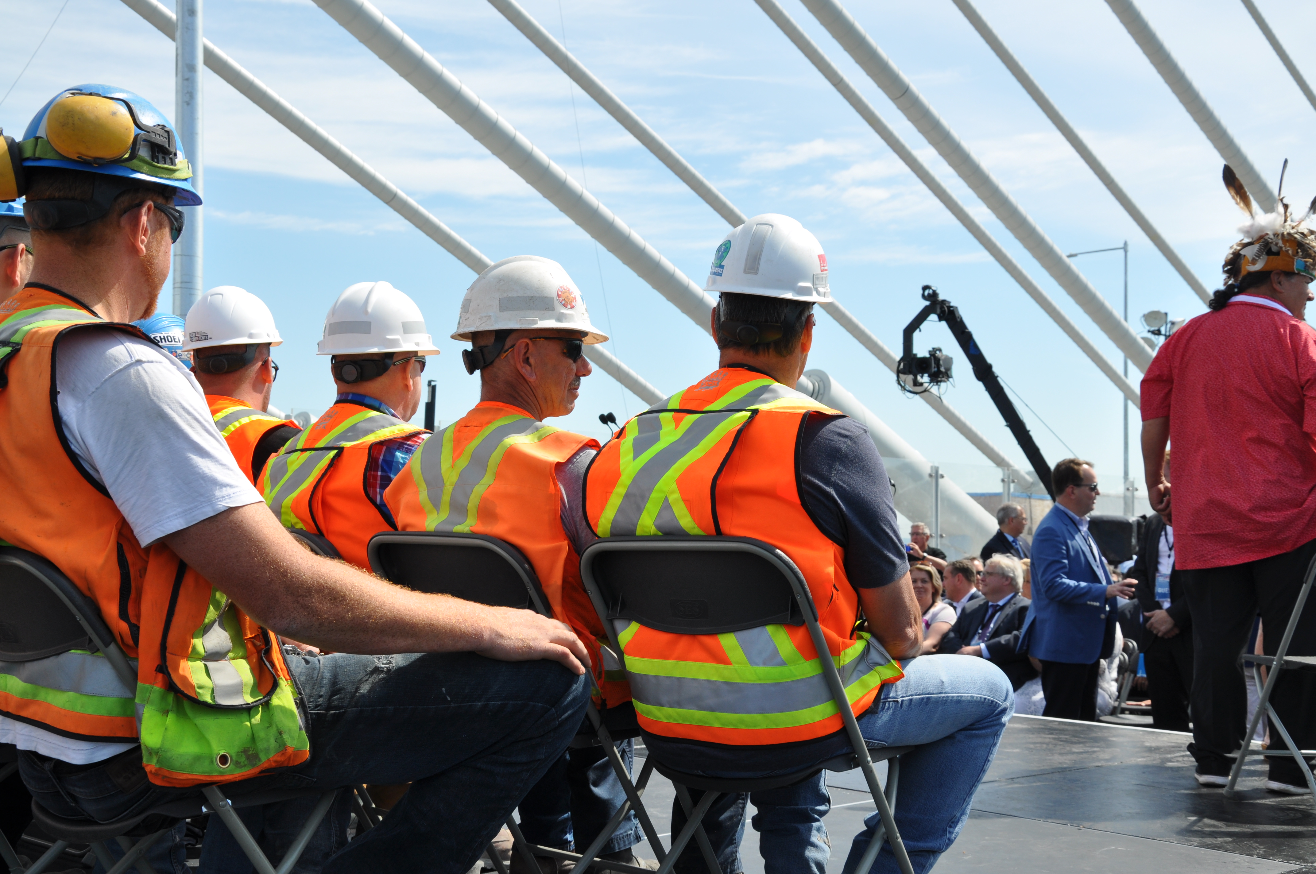 Des travailleurs sur la scène lors de l’inauguration du pont Samuel-De Champlain