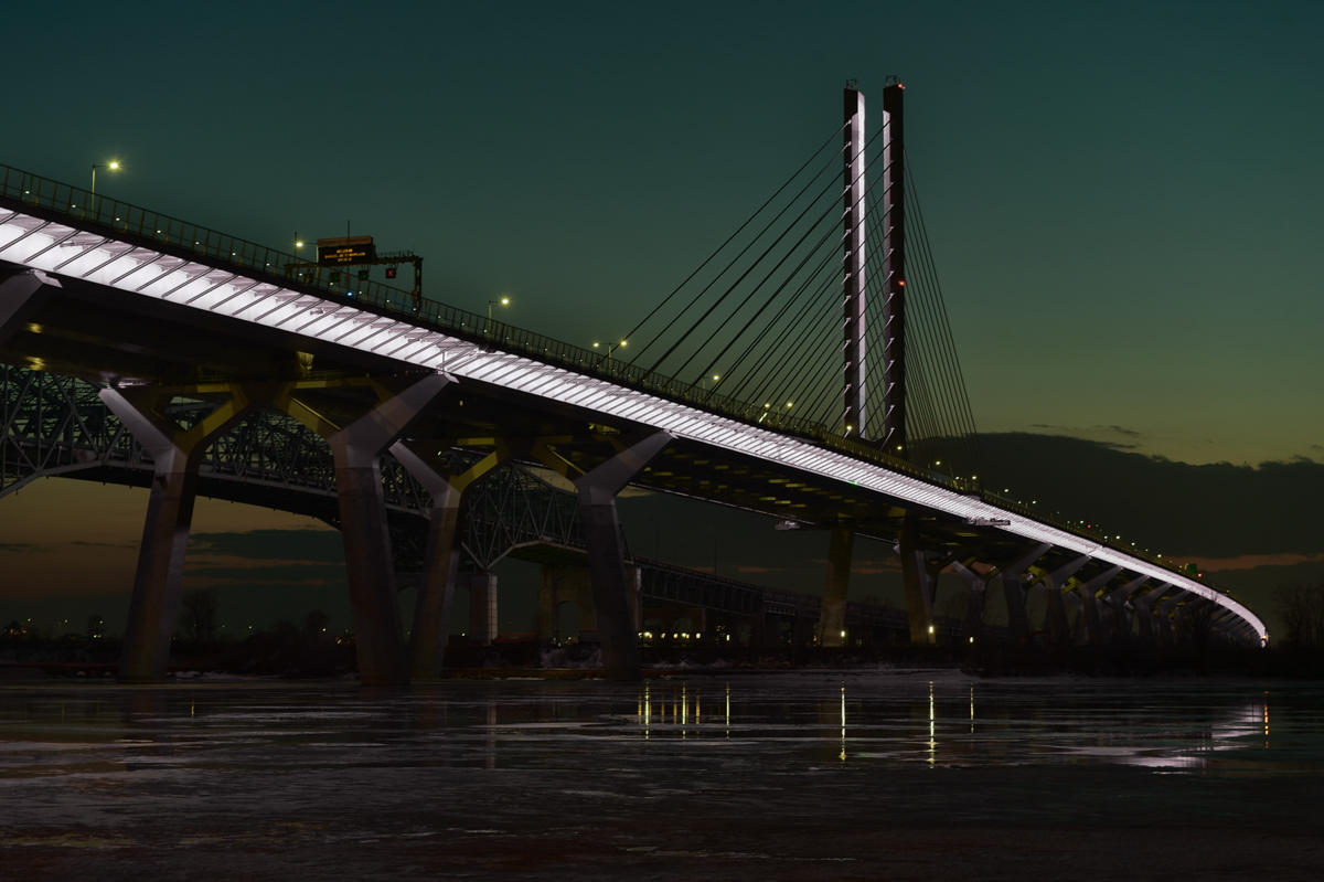 Samuel de Champlain Bridge illumination to pay tribute to the victims of #COVID19 and to show gratitude to frontline workers, March 11, 2021