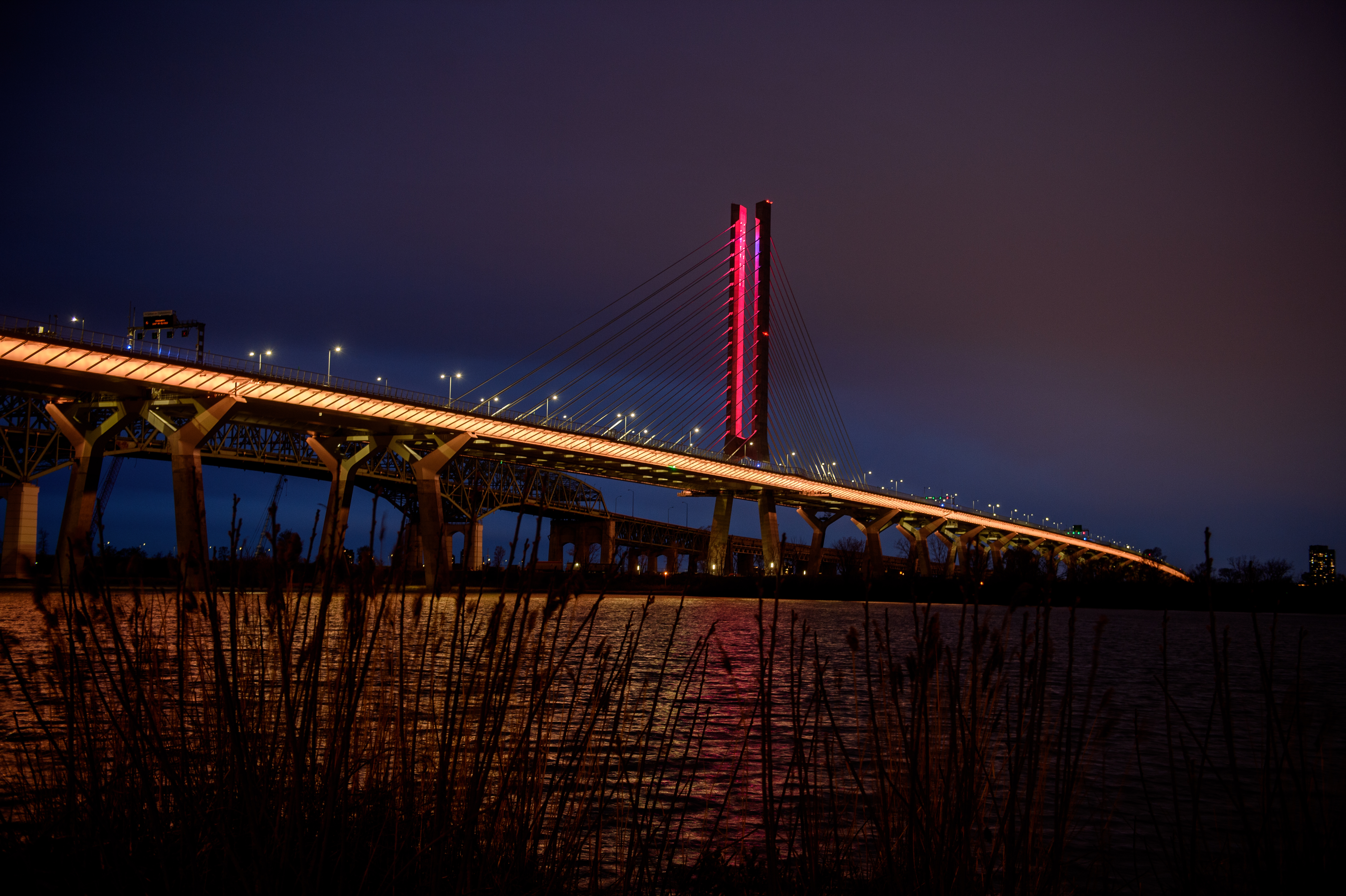 Illumination du pont Samuel-De Champlain pour le Mois du patrimoine asiatique, le 7 mai 2021