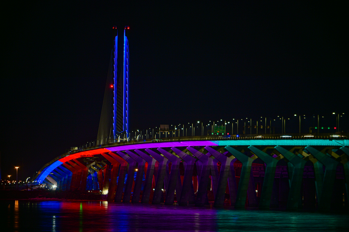 Illumination du pont Samuel-De Champlain pour la Journée internationale de la Francophonie, le 20 mars 2021