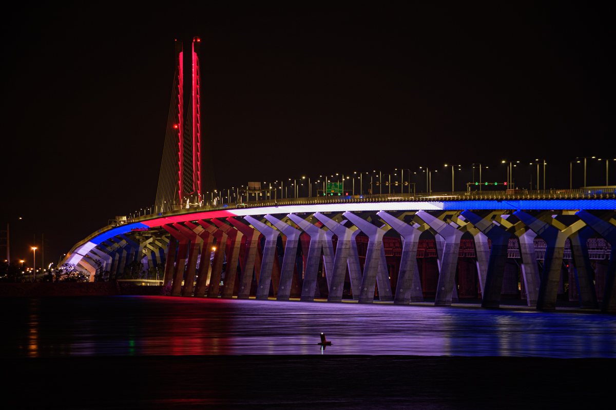 Illumination du pont Samuel-De Champlain pour les demi-finales des séries de la LNH avec les Canadiens de Montréal, le 16 juin 2021