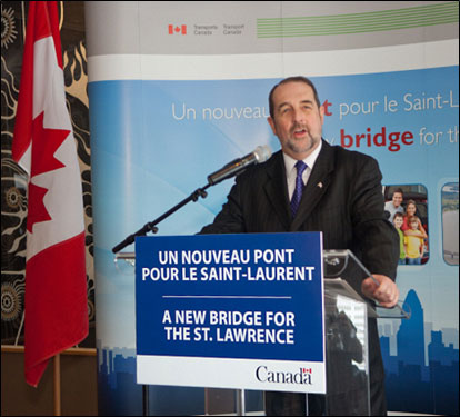 Sur le podium, le ministre Denis Lebel annonce le lancement du projet du nouveau pont, le 5 octobre 2011