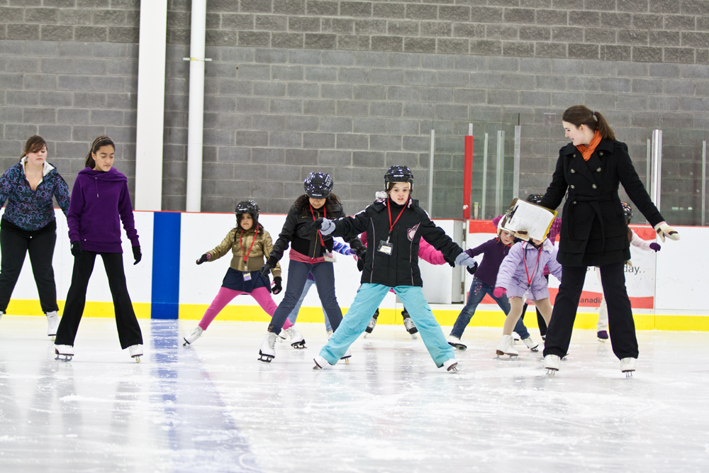 Enfants participant à un cours de patinage artistique au complexe récréatif régional de Hanover (Hanover, Ontario)