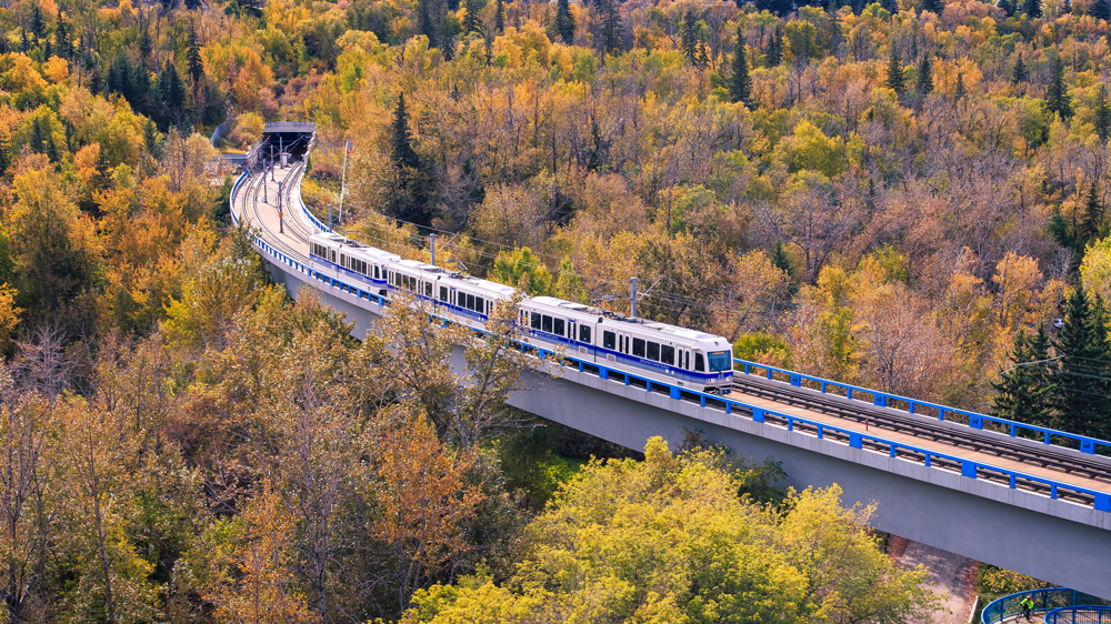 Train de la ligne Edmonton Valley à la sortie d’un tunnel