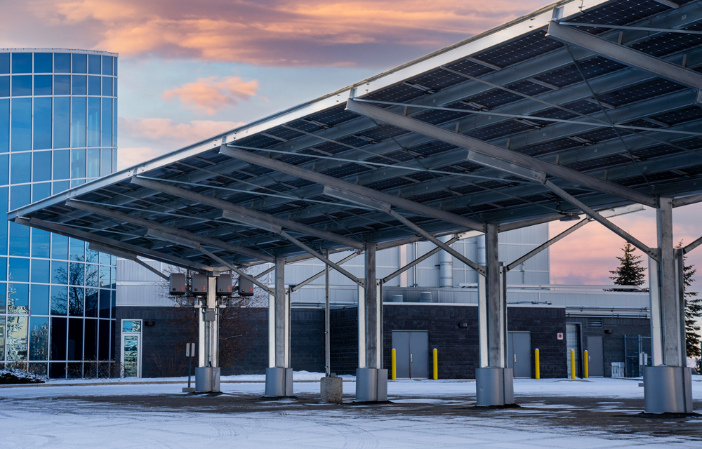 Abri de voiture équipé de panneaux solaires pour la production d'énergie renouvelable et la recharge de véhicules électriques (Airdrie, Alberta) Abri de voiture équipé de panneaux solaires pour la production d'énergie renouvelable et la recharge de véhicules électriques (Airdrie, Alberta)